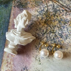 Gold-plated pearl earrings